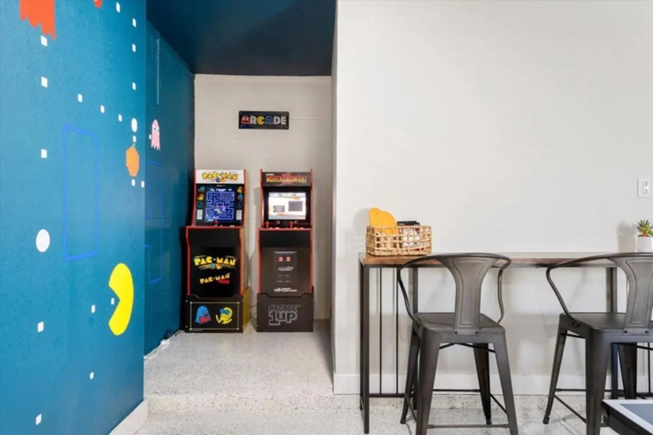 Heated Pool, Spa,Arcade Games,Pool Table,Ping-Pong Phoenix 0*,